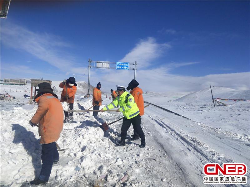 交警和道路养护部门联合清理路面积雪（图片由玛多交警提供）