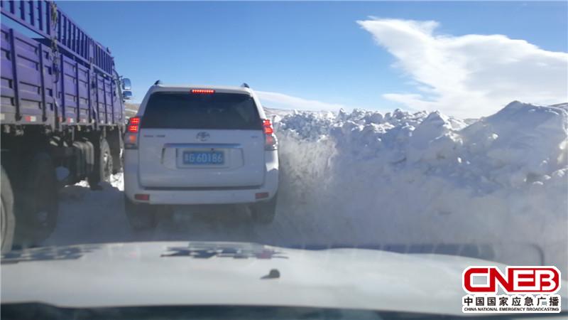 路面积雪造成交通拥堵（图片由玛多交警提供）