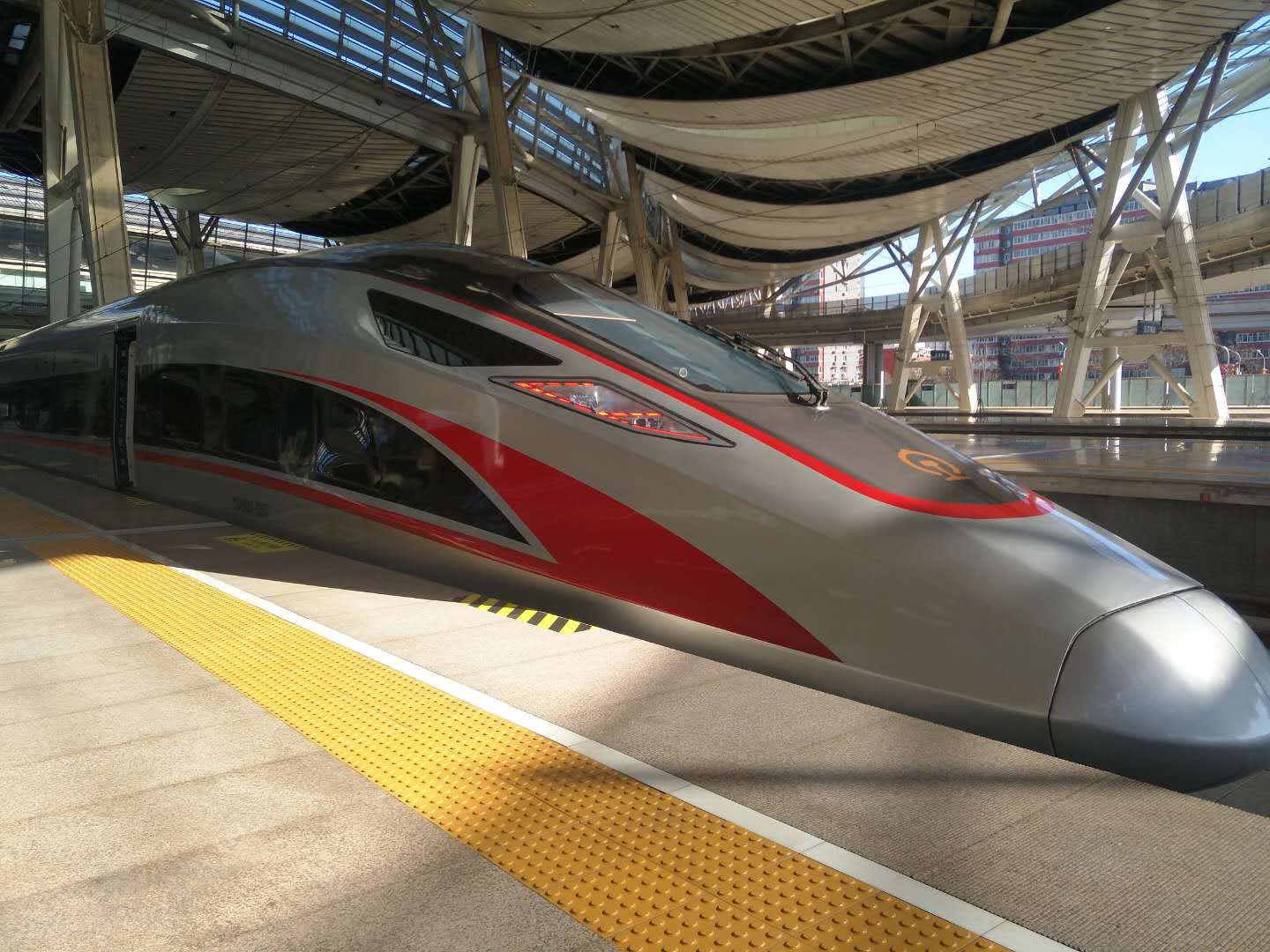 复兴号增开旅客列车G4215即将出发（国家应急广播网记者王晶 摄）