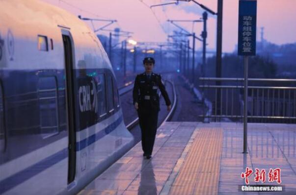1995年出生的陈彦君今年24岁，是郑州铁路公安处郑州乘警支队高铁大队的一名新警，2019年春运是她工作以来的第一个春运，而这个春节，也是她第一个不能回家的春节。周延民 摄