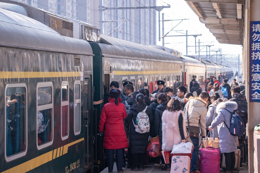 车站人潮涌动，列车工作人员正在组织旅客有序乘车（国家应急广播网通讯员方正 摄）