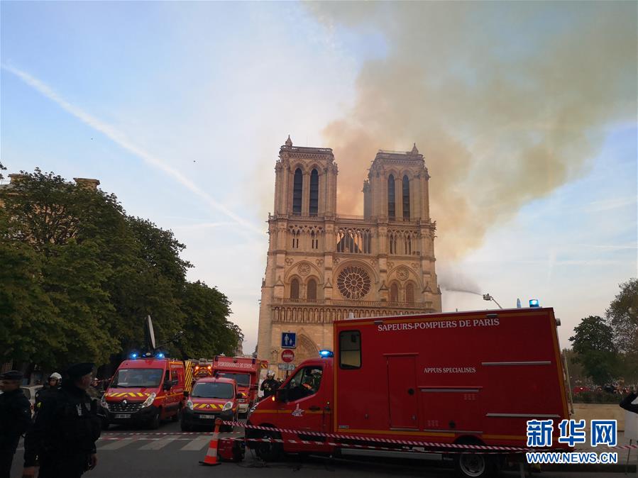 4月15日，在法国首都巴黎，救援人员聚集在发生大火的巴黎圣母院附近。新华社记者 杨一苗 摄