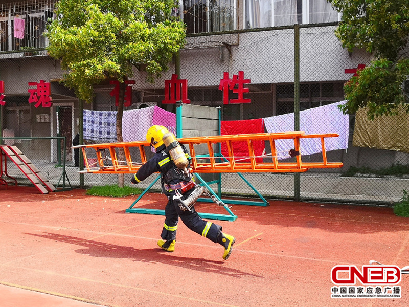 江汉中队消防员进行日常训练。（国家应急广播网记者 陈锐海 摄）