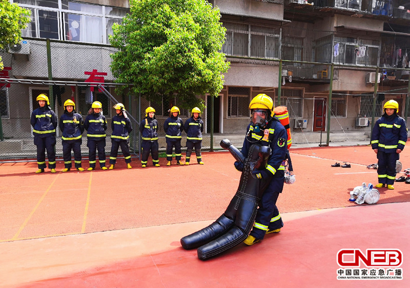 江汉中队消防员进行日常训练。（国家应急广播网记者 陈锐海 摄）