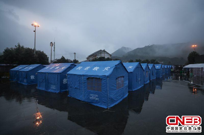 6月19日，长宁镇区安置点下起小雨。（央广网记者 韩靖 摄）