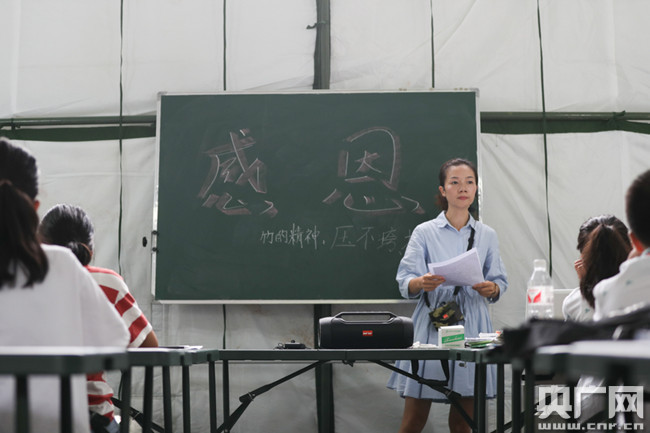 音乐老师曾滢添正在为学生上课。央广网记者 韩靖 摄