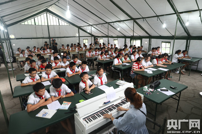 学生们正在帐篷小学里学唱歌曲。央广网记者 韩靖 摄
