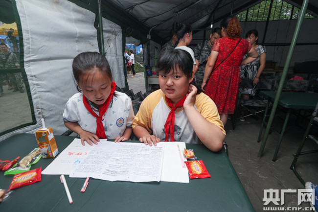 夏欣雨（右）正在和同学讨论试题。央广网记者 韩靖 摄