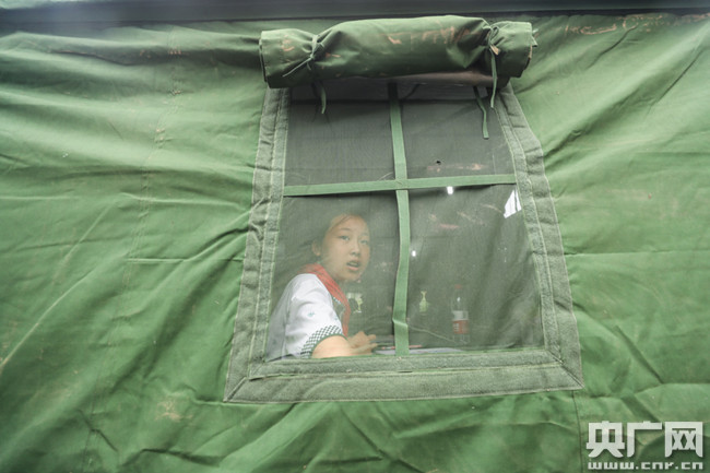 廖清梅坐在帐篷里准备上课。央广网记者 韩靖 摄