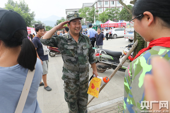 一名学生将感恩卡送给了在安置点执勤的抗震救灾工作人员。央广网记者 韩靖 摄