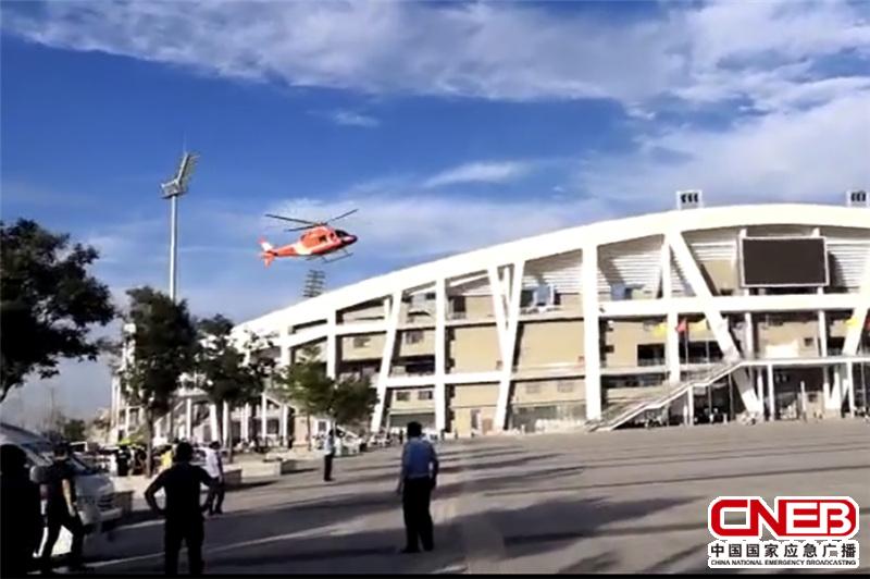 救援直升机降落定边体育场（视频截图）