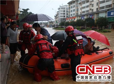 7月13日，广西桂林市消防救援支队人员在桂林永福县开展救援