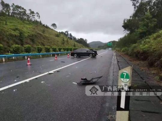 横在车道上的黑色小轿车。广西新闻网 钦州高速二大队供图