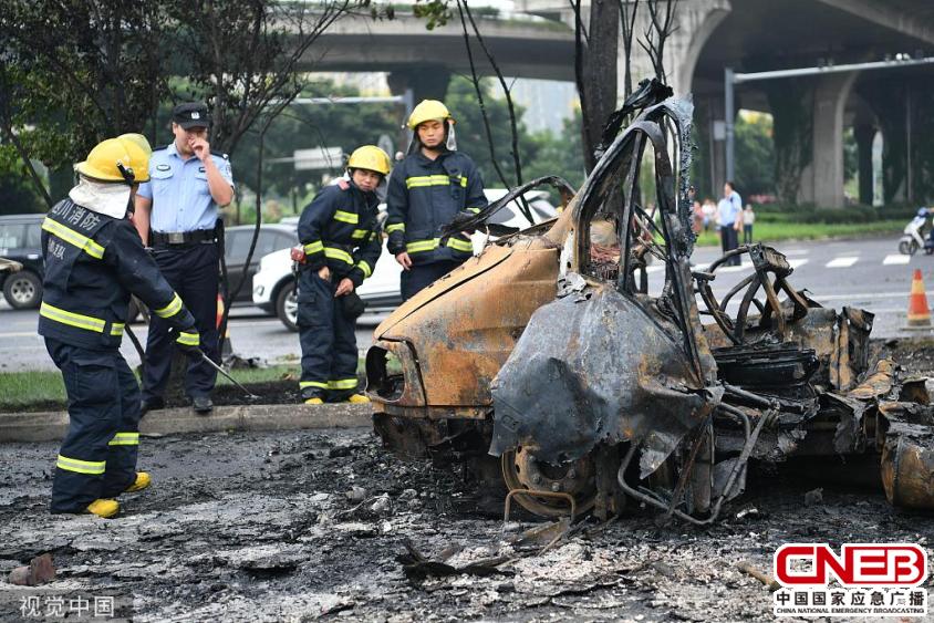 2019年8月5日，成都三环路成渝立交往航天立交方向主道上，一辆汽车起火后发生爆炸。目前，大火已被扑灭。