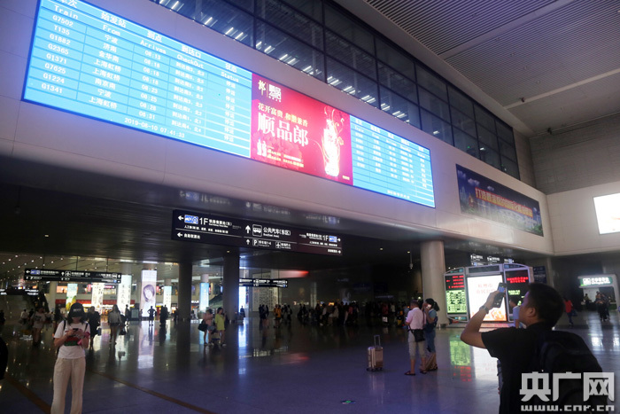 8月10日，杭州东站电子显示屏上显示大面积列车停运。（央广网记者 魏炜 摄）