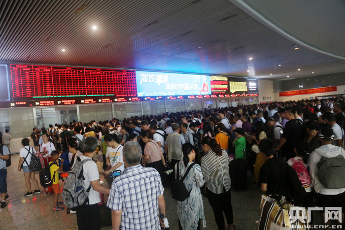 8月10日，杭州东站售票处的退票乘客人山人海。（央广网记者 魏炜 摄）