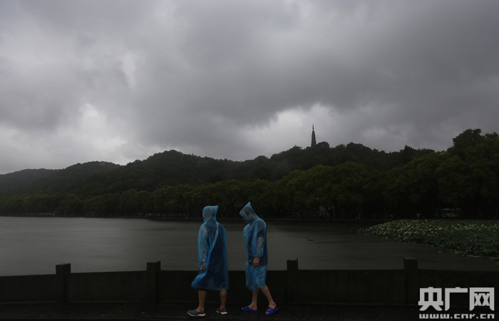 8月10日，杭州西湖断桥乌云密布。（央广网记者 魏炜 摄）