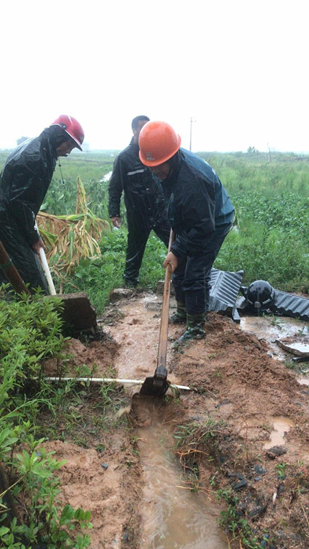 洞头干部台风前夕帮助村民开挖临时排水口。