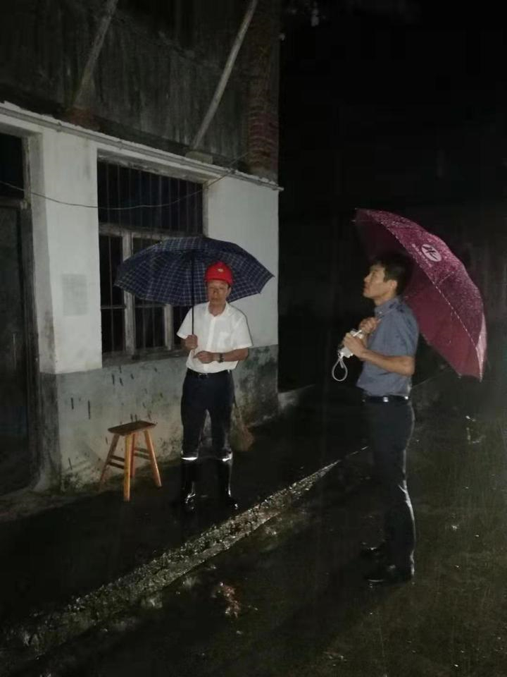 泰顺县雅阳镇组织委员蔡亚泉逐户巡查危旧房。
