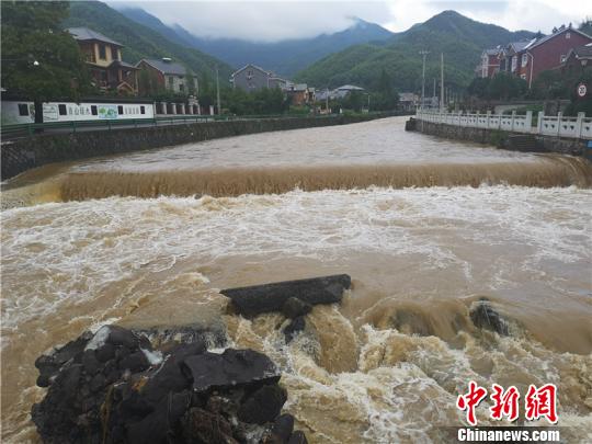 强降雨致使浙江一河流河水上涨。　张煜欢　摄