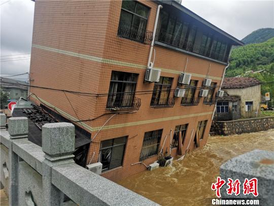 强降雨引发的次生灾害导致杭州余杭一房屋倾斜。　张煜欢 摄