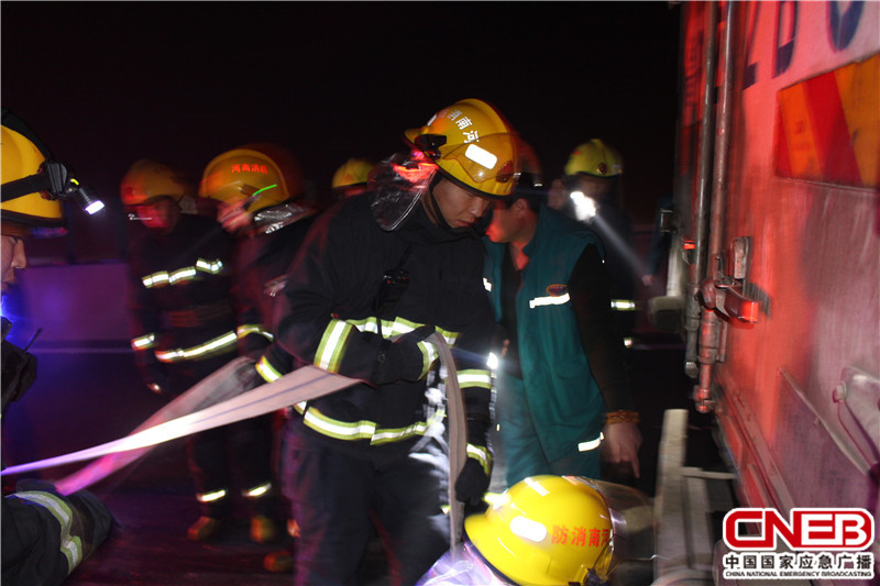 12月22日，河南新乡发生大货车追尾事故，致使一人被困车内。图为救援现场。