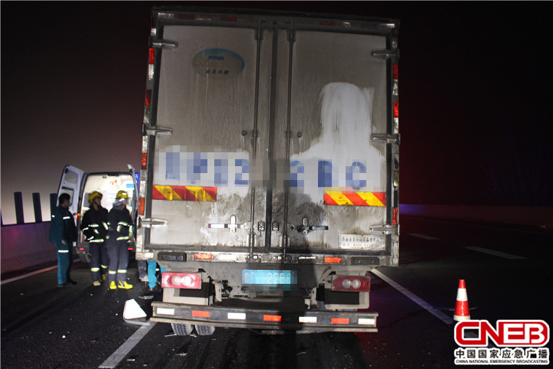 12月22日，河南新乡发生大货车追尾事故，致使一人被困车内。图为救援现场。
