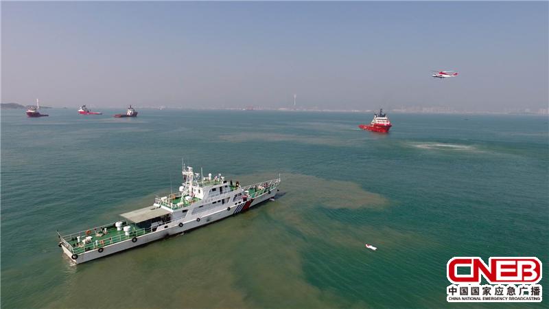 广东海事局正在进行水上防污染应急演练。（国家应急广播网发 海事局供图）