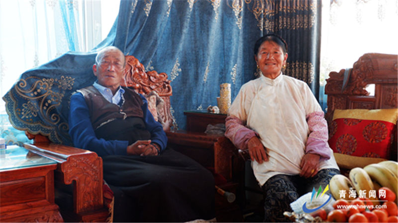 图为藏族老阿妈白贝和丈夫尕青。