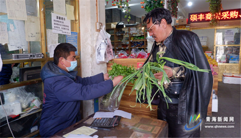 图为玉树市一平价店中，市民正在购买蔬菜。