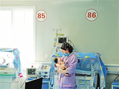玉树州人民医院新生儿重症监护室一幕。本报记者 洪玉杰 摄