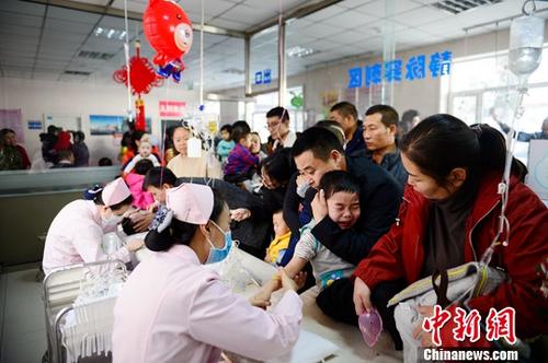 资料图：流感高发期，医院儿童患者增多。中新社记者 刘文华 摄