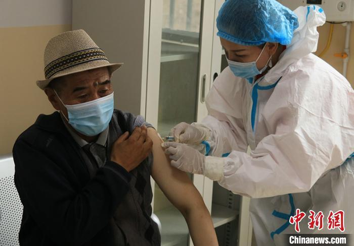 资料图：新疆兵团第三师托云牧场65岁以上老人免费接种流感疫苗。葛梦丽 摄