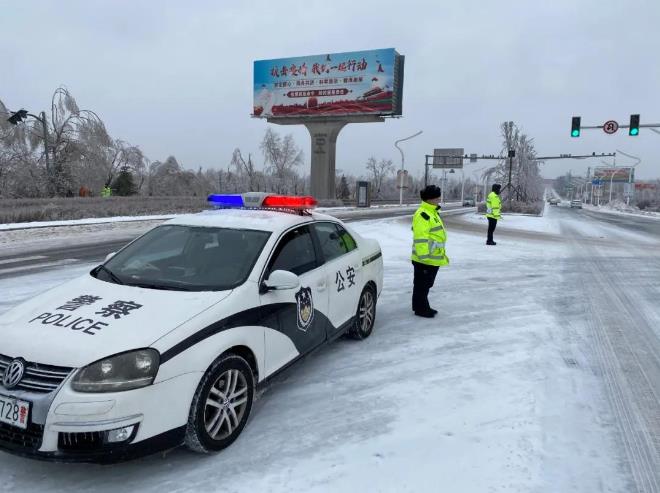 吉林公安多警联动抗击冰雪 （吉林省交通总队 供图）