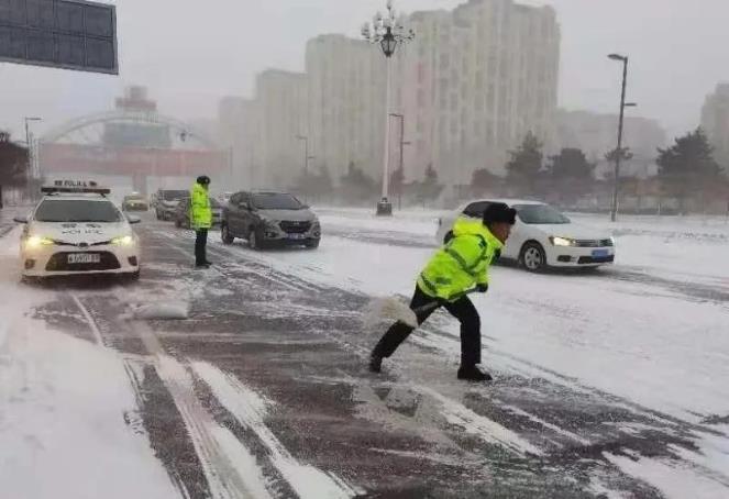 吉林公安多警联动抗击冰雪 （吉林省交通总队 供图）