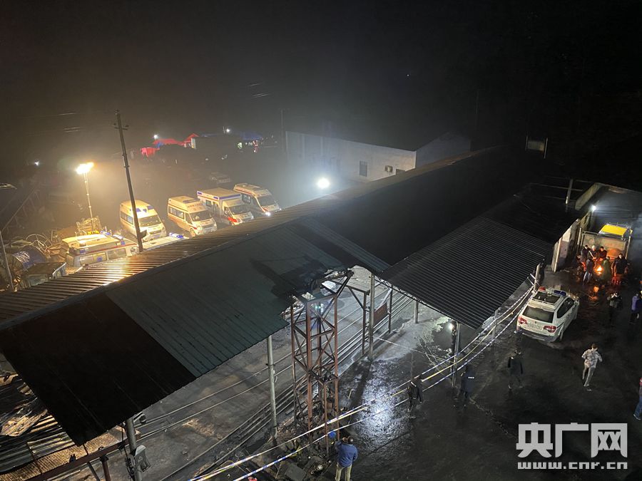 12月3日晚，救援车辆在随时待命（央广网记者 尧遥 摄）